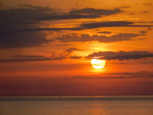 Красивый Снимок Ярко Оранжевого Закатного Неба Над Морем — стоковое фото
