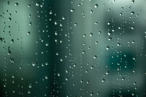 雨后在窗户上选择性地集中拍摄水滴的镜头 — 图库照片