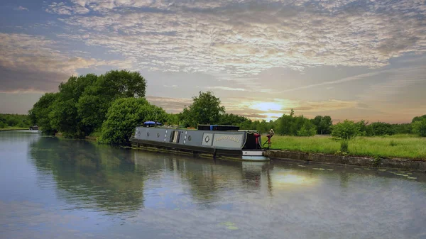 Una Vista Impresionante Del Amanecer Tranquilo Canal Rural Barco Amarrado — Foto de Stock