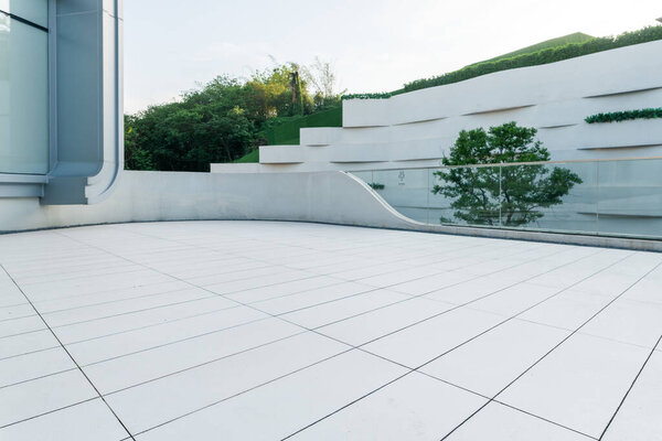 Пустой первый этаж перед внешним видом современного офисного здания.