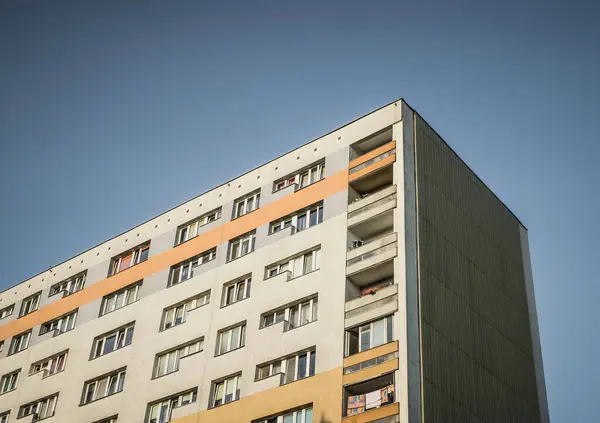 Poznan Polonya Bir Apartmanın Düşük Açılı Görüntüsü — Stok fotoğraf