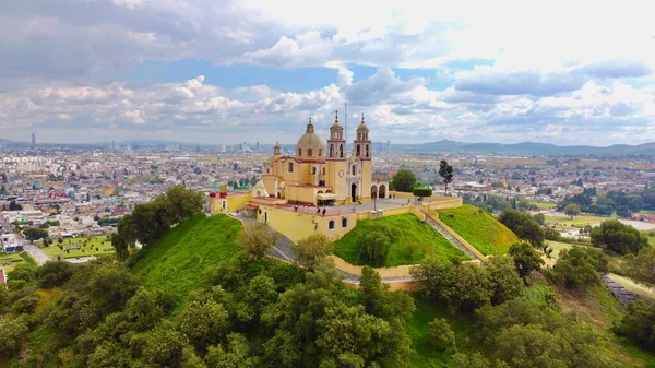 墨西哥著名的普埃布拉大教堂被绿树环绕的美丽景色 — 图库照片
