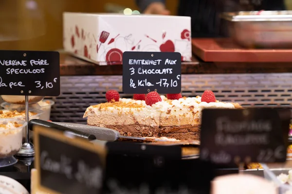 地元のフランス店でイチゴとケーキのおいしい甘いスライスの選択的な焦点 — ストック写真