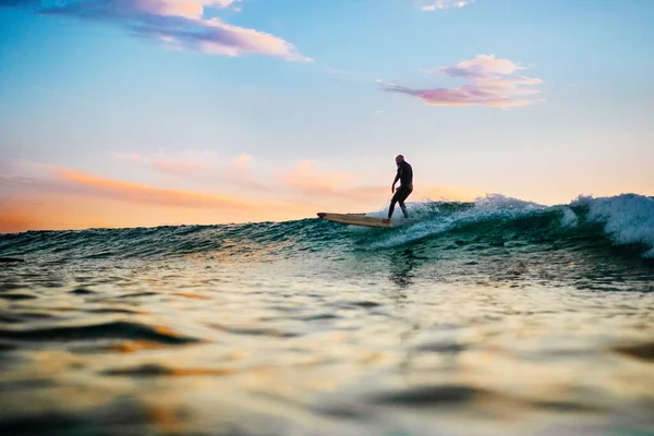 Gün Batımında Deniz Dalgalarında Sörf Yapan Bir Erkek — Stok fotoğraf