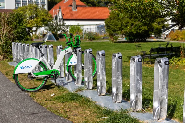 Зеленый Велосипед Припаркованный Стоянке Бергене Норвегия — стоковое фото