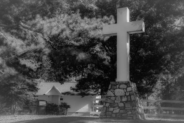 Una Cruz Cementerio Rodeado Árboles —  Fotos de Stock