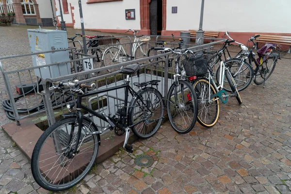 Eine Ausgerichtete Linie Auf Fahrrädern Die Sich Eine Metallbarriere Wasser — Stockfoto