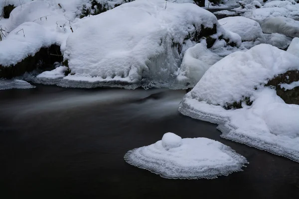 Uma Foto Rio Fluindo Rochas Cobertas Geada Neve — Fotografia de Stock
