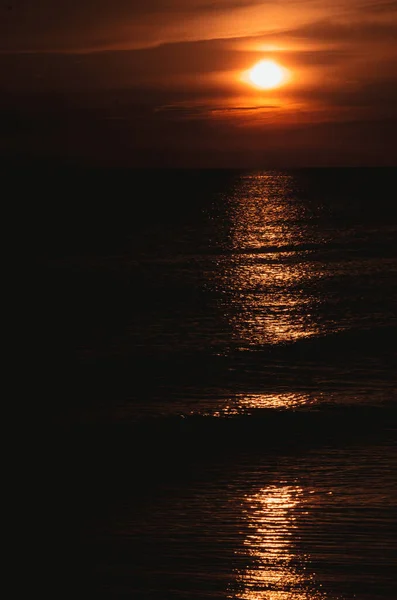 Belo Pôr Sol Sobre Mar Calmo — Fotografia de Stock