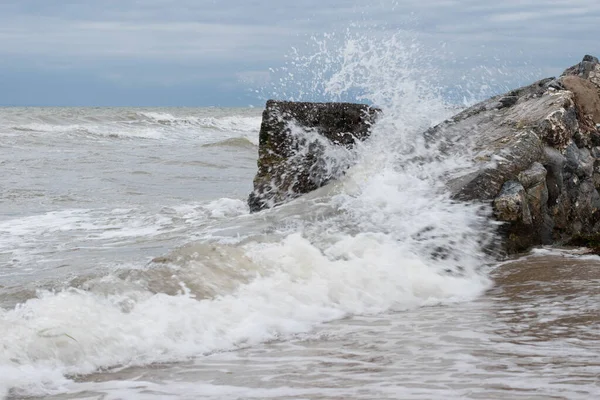 Una Hermosa Toma Ola Del Mar Haciendo Salpicadura Con Una —  Fotos de Stock