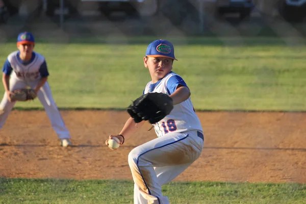 Egy Fiatal Eltökélt Kaukázusi Baseball Játékos Készül Dobni Egy Labdát — Stock Fotó