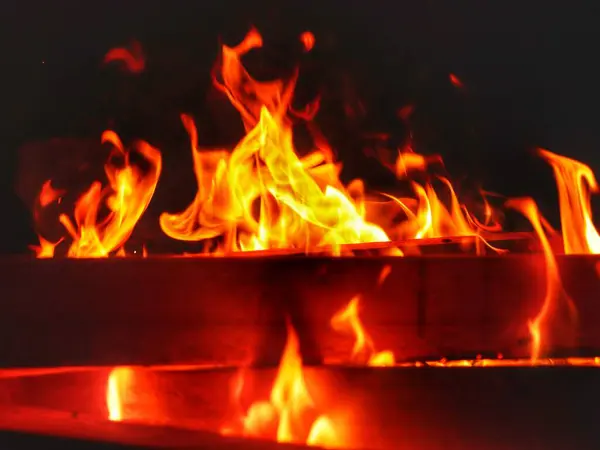 Primer Plano Una Hermosa Chimenea Brillante Con Llamas Rojas Calientes —  Fotos de Stock