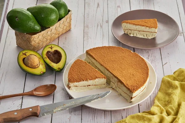 Gros Plan Trancher Morceau Gâteau Avocats Couteau Une Cuillère Autres — Photo