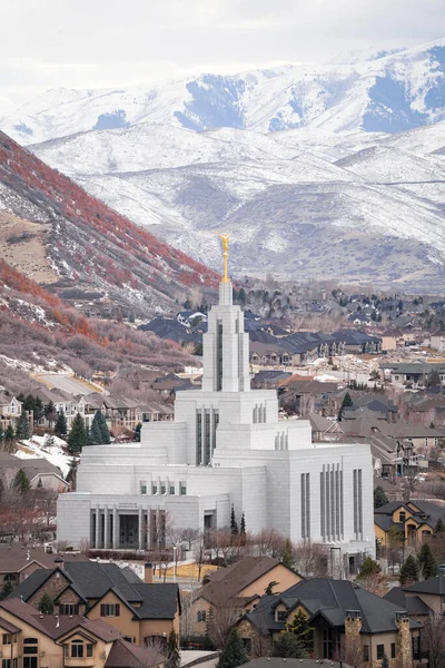 Vertical Shot Lds Temple Golden Angel Moroni Statue Top Drape — Stock Photo, Image