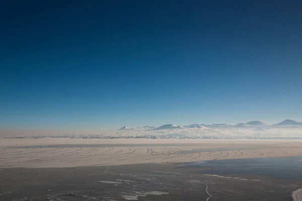Piękny Widok Pokryte Śniegiem Góry Jezioro Sevan Pokryte Lodem Armenii — Zdjęcie stockowe