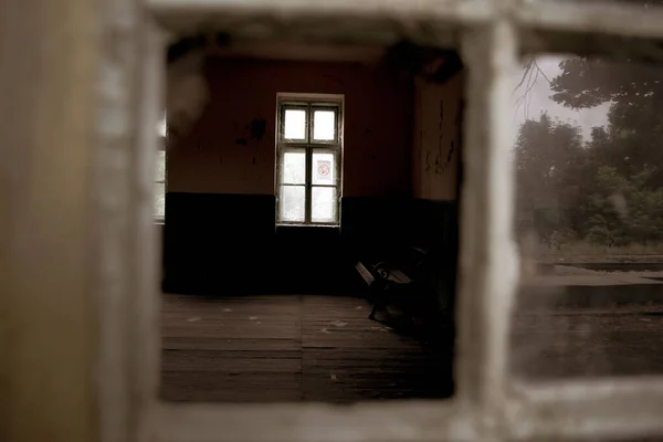 Una Casa Abandonada Través Una Puerta Cristal Rota —  Fotos de Stock