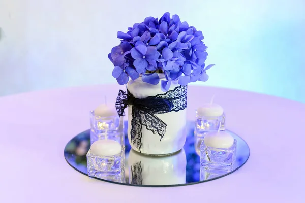 Primer Plano Flores Azules Dispuestas Pequeño Jarrón Sobre Una Mesa —  Fotos de Stock