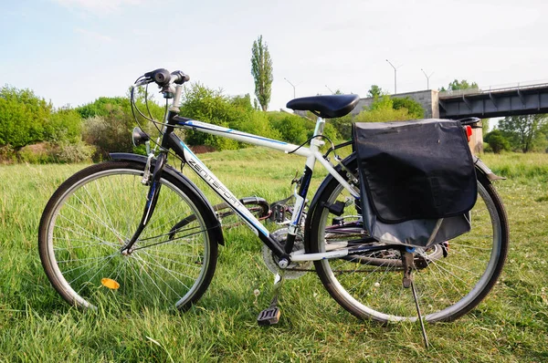 Piękne Ujęcie Roweru Torbą Podróżną Polu Trawiastym Poznaniu — Zdjęcie stockowe