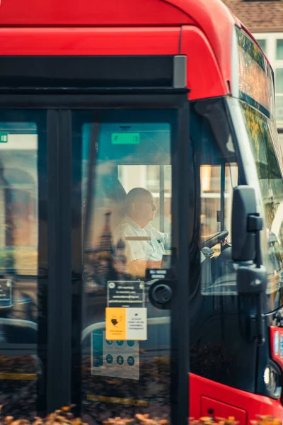 Eine Vertikale Aufnahme Eines Busfahrers Der Einen Roten Bus Fährt — Stockfoto