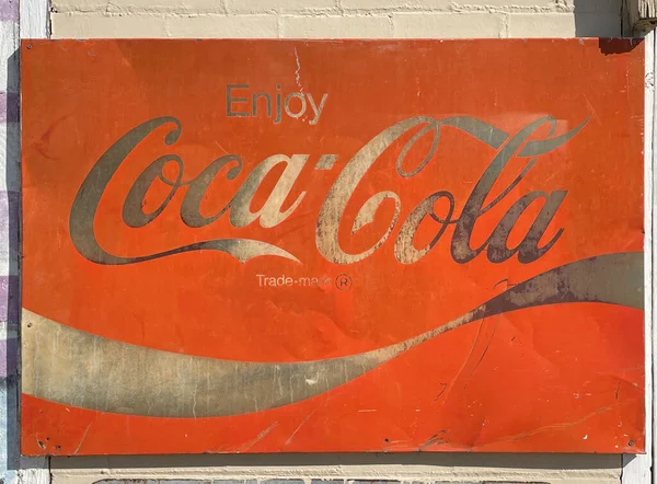 Rektangulært Årgangstegn Kos Deg Med Coca Cola Rustic Metal Skilt – stockfoto