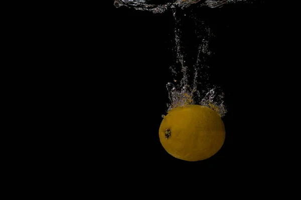 Tiro Close Limão Com Salpicos Água Fundo Preto — Fotografia de Stock