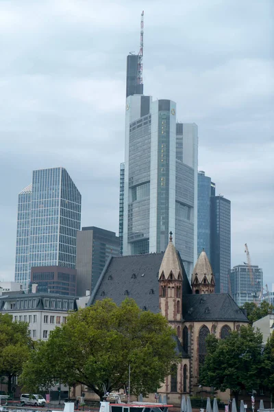 Egy Gyönyörű Modern Felhőkarcoló Enyhe Ködös Égbolttal Frankfurtban Németországban — Stock Fotó