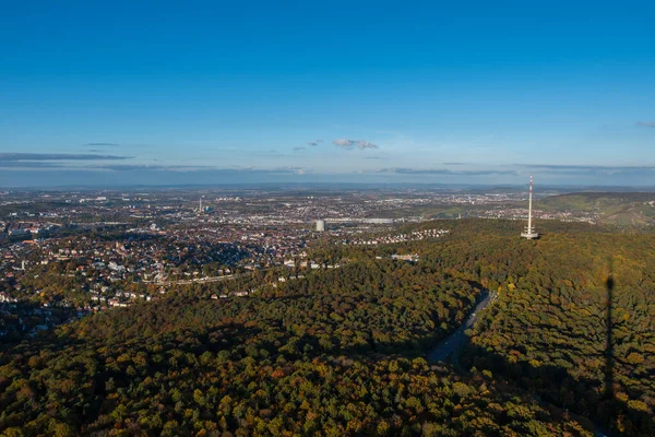 斯图加特城景旁边被树木环绕的电信塔的空中景观 — 图库照片