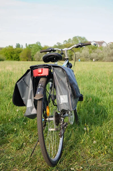 Close Uma Bicicleta Com Saco Compras Grama Verde Poznan Polônia — Fotografia de Stock