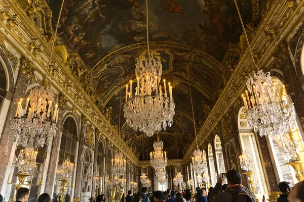 Egy Alacsony Szögű Felvétel Mennyezeti Csillárok Hall Mirrors Palace Versailles — Stock Fotó