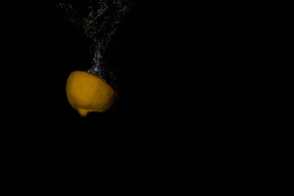 Closeup Lemon Water Black Background — Stock Photo, Image