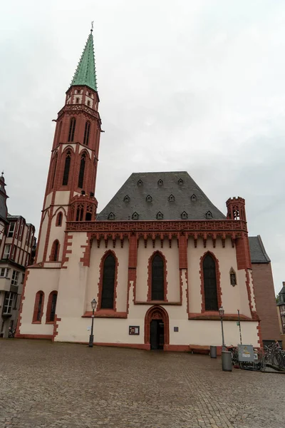 德国法兰克福圣尼古拉斯教堂的竖向照片 — 图库照片