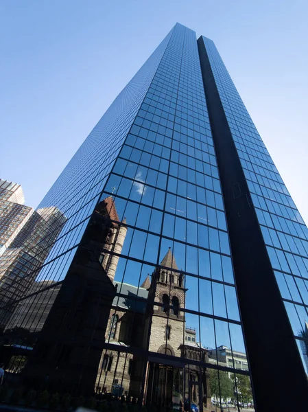 ジョン ハンコックの垂直下のショットは 他の建物を反映して塔をミラー — ストック写真