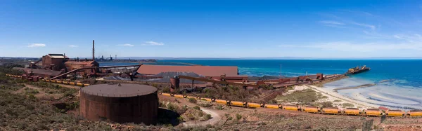 南オーストラリアのWhyallaの製鉄所と鉄鉱石鉄道車両 — ストック写真