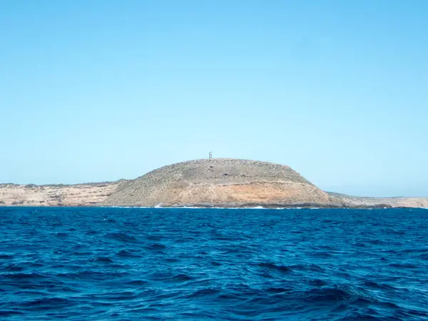 Een Schilderachtig Uitzicht Een Blauwe Oceaan Omringd Door Rotsachtige Heuvels — Stockfoto