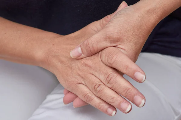 Tiro Perto Das Mãos Uma Mulher Caucasiana — Fotografia de Stock