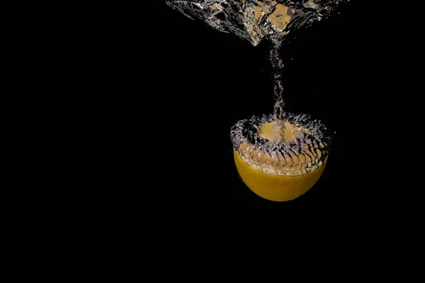 Крупный План Лимона Воде Черном Фоне — стоковое фото