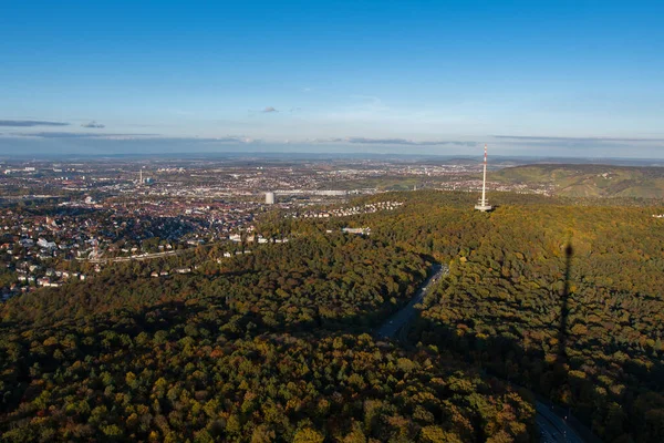 Una Vista Aérea Torre Telecomunicaciones Rodeada Árboles Forestales Junto Paisaje —  Fotos de Stock