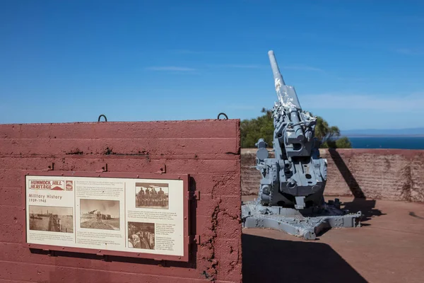 Whyalla南オーストラリア11月17Th 2019 WhyallaのHummock Hillに搭載された3 7インチ対空砲の歴史を詳述するPlque — ストック写真