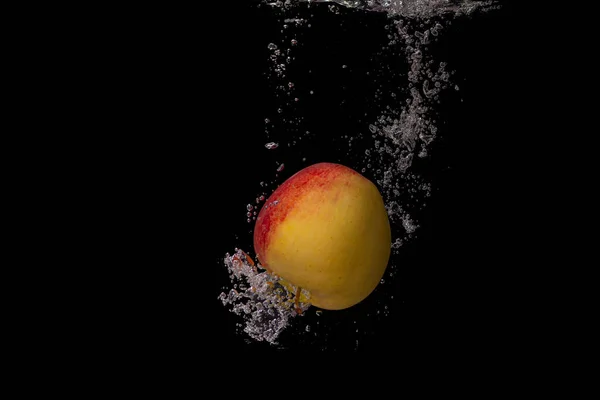 Una Toma Estudio Una Manzana Ahogándose Agua Clara Fondo Negro —  Fotos de Stock