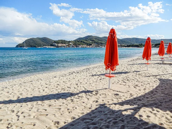 Praias Ensolaradas Montenegro Com Guarda Chuvas Vermelhos Fechados Areia Sobre — Fotografia de Stock
