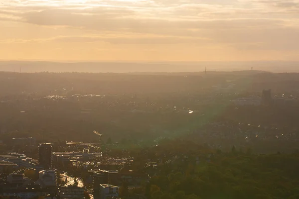 Eine Luftaufnahme Des Stuttgarter Stadtbildes Bei Sonnenuntergang — Stockfoto