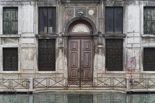 意大利威尼斯的旧建筑被运河中的水湿透了 — 图库照片