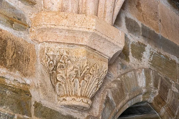 西班牙卡拉塞多圣玛丽修道院中世纪礼拜堂中的一个详细的罗曼式冠冕 — 图库照片