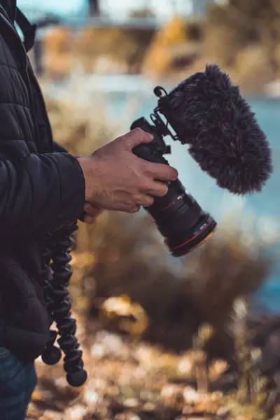 Die Vertikale Aufnahme Des Mannes Mit Einer Professionellen Kamera Und — Stockfoto