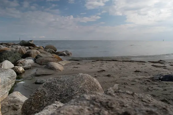 ビーチでの大きな岩の美しいショットと曇り空の日の穏やかな海 — ストック写真