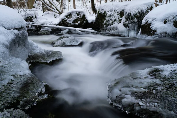 Ein Foto Von Einem Fließenden Fluss Und Felsen Die Von — Stockfoto