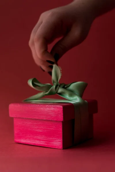 Вертикальный Снимок Красной Подарочной Коробки Светло Зеленой Коробкой Которую Держит — стоковое фото