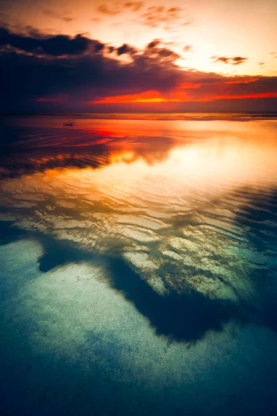 Eine Vertikale Aufnahme Eines Wunderschönen Farbenfrohen Sonnenuntergangs Über Der Ostseeküste — Stockfoto