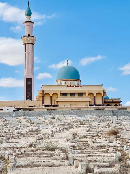 Vertikální Záběr Mešity Zamračeném Pozadí Oblohy — Stock fotografie