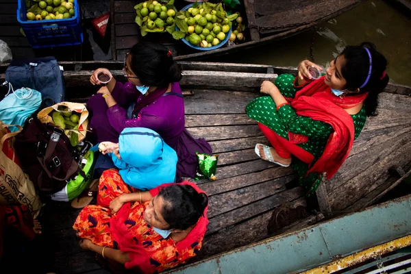 Ein Verkäufer Bei Der Ankunft Auf Dem Bhimruli Floating Market — Stockfoto